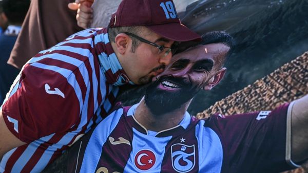 تسريحة "محمد صلاح" تتحول إلى ترند في تركيا ...ماذا يحدث؟ 