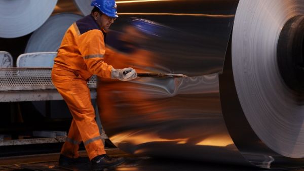 (FILES) In this file photo taken on Dec.12, 2014 an employee cuts into an aluminium roll at the Constellium factory in the eastern French city of Biesheim. Major steel and aluminium producing nations condemned on March 2, 2018 U.S. President Donald Trump's plan to impose tariffs on the industry, as stock markets plunged on fears of an imminent tit-for-tat trade war.
(Patrick HERTZOG / AFP) (FILES) In this file photo taken on Dec.12, 2014 an employee cuts into an aluminium roll at the Constellium factory in the eastern French city of Biesheim. Major steel and aluminium producing nations condemned on March 2, 2018 U.S. President Donald Trump's plan to impose tariffs on the industry, as stock markets plunged on fears of an imminent tit-for-tat trade war.
(Patrick HERTZOG / AFP)