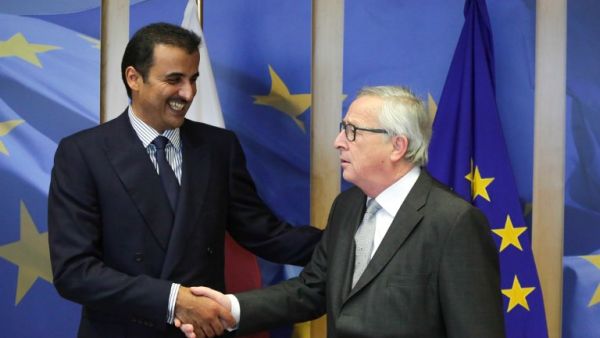 President of the European Commission, Jean Claude Juncker (R) shakes hands with Sheikh Tamin Bin Hamad Al Thani, Emir of Qatar at the European Commission Headquarters in Brussels on Mar. 7, 2018. 
(Aris Oikonomou / AFP)