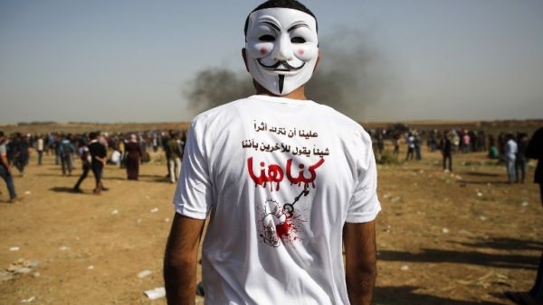 A Palestinian demonstrator wears a mask during clashes with Israeli security forces following a protest, on the Gaza-Israel border, east of Gaza City, on April 6, 2018. The Gaza border with Israel has been enflamed by violence since Israeli forces opened fire on a protest march on March 30, killing 19 Palestinians. (MOHAMMED ABED / AFP)