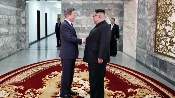 South Korea said President Moon Jae-in met with North Korea's leader Kim Jong Un on May 26 inside the Demilitarised Zone, a day after U.S. President Donald Trump threatened to abandon a summit with Pyongyang.(AFP)