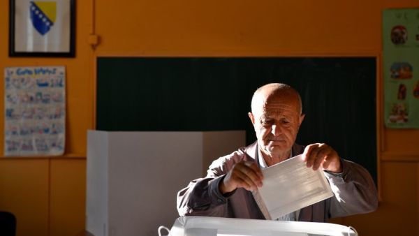 A Bosnian voter casts his ballot at a polling station in Sarajevo on October 7, 2018. 
ANDREJ ISAKOVIC / AFP