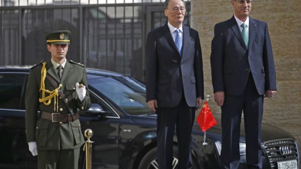 Chinese Vice President Wang Qishan and Palestinian prime minister Rami Hamdallah review the honour guard in the the West Bank city of Ramallah on October 23, 2018. 
ABBAS MOMANI / POOL / AFP