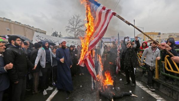 Iranians burn flags of the United States during commemorations of the 40th anniversary of Islamic Revolution in the capital Tehran on February 11, 2019. (ATTA KENARE / AFP)