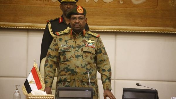 Sudanese President Omar al-Bashir (C) stands during the swearing-in ceremony of the new governors at the Presidential palace in Khartoum on February 24, 2019. (ASHRAF SHAZLY / AFP)