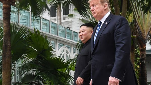US President Donald Trump (R) walks with North Korea's leader Kim Jong Un during a break in talks at the second US-North Korea summit on February 28, 2019. (Saul LOEB / AFP)
