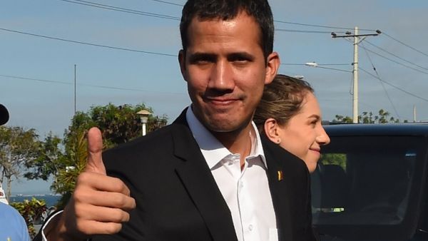 Venezuelan opposition leader and self-proclaimed acting president Juan Guaido (L) gives the thumb up as he arrives for a meeting with Ecuadorean President Lenin Moreno in Salinas, Ecuador on March 2, 2019. (AFP)
