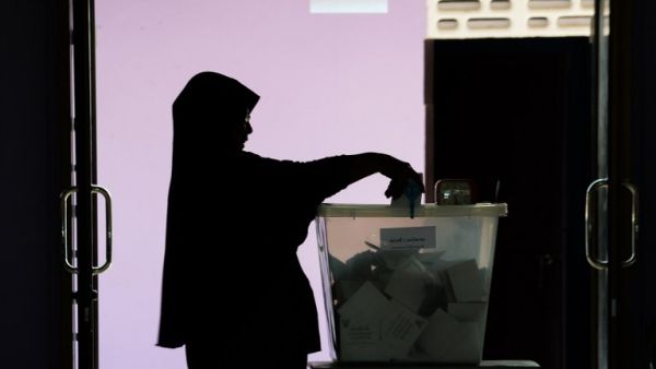A woman casts her ballot at a polling station in Narathiwat on March 24, 2019 during Thailand's general election. 
(Madaree TOHLALA / AFP)