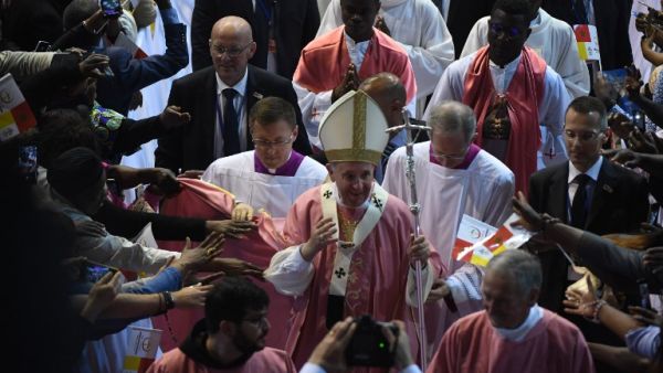 Worshippers reach out to Pope Francis (C) as he leaves the Prince Moulay Abdellah Sports Centre after celebrating a mass, in the Moroccan capital Rabat on March 31, 2019. 
Fadel SENNA / AFP