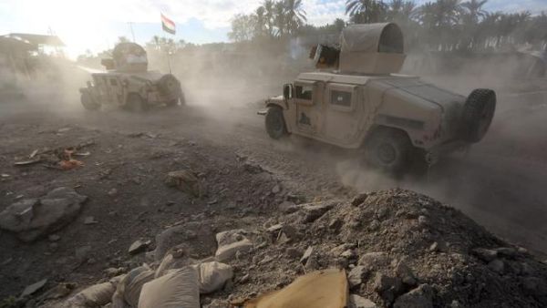 Iraqi soldiers patrol the suburbs of Ramadi, the capital of Iraq's Anbar province, 120 kilometers west of Baghdad, on February 2, 2016. (AFP/Ahmad al-Rubaye)