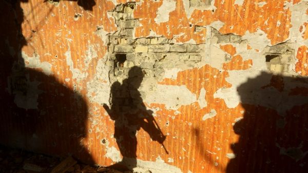 Iraqi soldiers patrol a suburb close to the area of Jweibah, east of the city of Ramadi, the capital of Iraq's Anbar province on February 4, 2016. (AFP/Ahmad al-Rubaye)