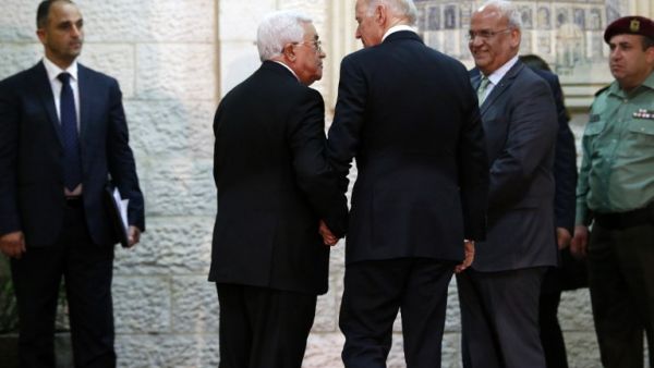 US Vice President Joseph Biden (C) talks with Palestinian president Mahmud Abbas (2ndL) and Palestinian chief negotiator Saeb Erekat (2ndR) before a meeting in the West Bank city of Ramallah on March 9, 2016. (AFP/Abbas Momani)