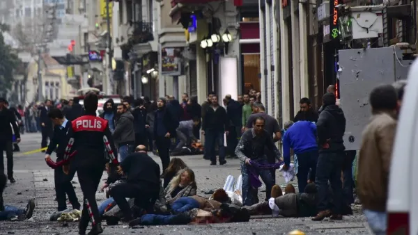 Injured people get assistance on the scene of an explosion on the pedestrian Istiklal avenue in Istanbul on March 19, 2016. (AFP/STR)
