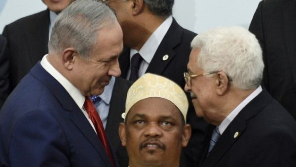 President Ikililou Dhoinine of Comoros’ head blocked the momentous handshake between Israeli Prime Minister Benjamin Netanyahu and Palestinian leader Mahmoud Abbas for the first time in five years. (AFP/Pool/Martin Bureau)