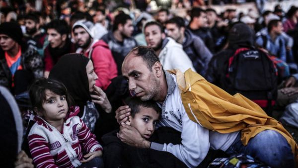 Refugees wait at the station for buses to take them back to Syria (AFP/File Photo)	