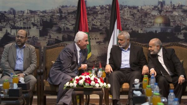 Hamas and Fatah officials discuss reconciliation in Gaza, Tuesday, April 22, 2014. (AFP/Mahmud Hams)