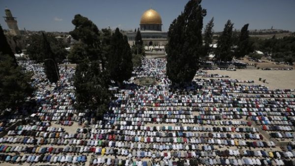 Palestinian Muslim worshipers pray at the al-Aqsa compound in Jerusalem during the first Friday prayer of the holy month of Ramadan, on June 19, 2015. (AFP/Ahmad Gharabli)