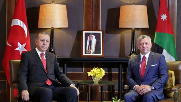 Jordan's King Abdullah II (R) meets with Turkish President Recep Tayyip Erdogan at the royal palace in Amman on August 21, 2017. (AFP /Khalil Mazraawi)