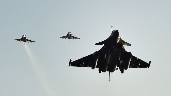 French Rafale fighter jets return to the Charles-de-Gaulle aircraft carrier on November 23, 2015 after conducting airstrikes in Iraq and Syria. (AFP/Anne-Christine Poujoulat)