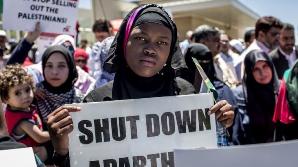 Members of pro-Palestinian groups, the Young Communist League, the Ahmed Kathrada Foundation, civil society groups and others demonstrate outside the U.S. Consulate General in Sandton, Johannesburg, on Dec.14, 2017, to protest against the recent decision by Donald Trump to move the U.S. embassy to Jerusalem (GULSHAN KHAN / AFP)


