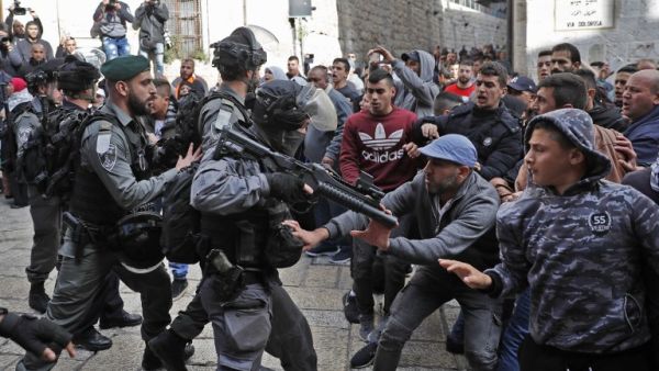 Israeli security forces and Palestinian protesters confront each other in Jerusalem's Old City on Dec. 15, 2017 (Thomas COEX / AFP)