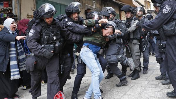 Israeli security forces detain a man in Jerusalem's Old City on Dec. 15, 2017 (Thomas COEX/AFP)