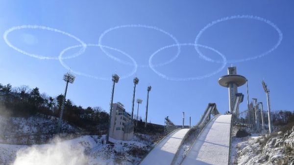 In a photo taken on Jan. 10, 2018 members of the South Korean air force Black Eagle aerobatic team perform above the ski jump venue of the Pyeongchang 2018 winter Olympics (YONHAP / AFP)