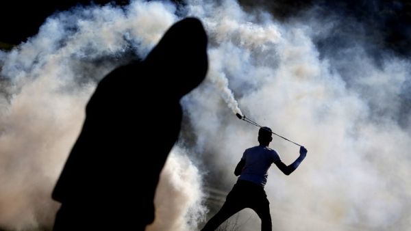 Palestinian protestors clash with Israeli security forces following a demonstration calling for the release of Palestinian prisoners from Israeli jails, on Jan. 13, 2018, in the West Bank village of Nabi Saleh (ABBAS MOMANI / AFP)