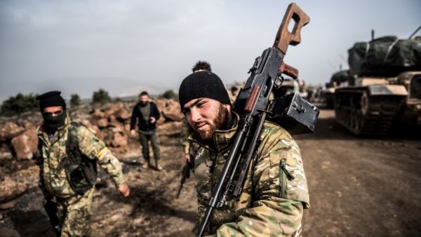Turkish troops advance near the Syria border at Hassa, Hatay province, on Jan. 22, 2018, as part of the operation "Olive Branch" (BULENT KILIC / AFP)