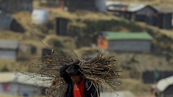A Rohingya refugee child carries wood at Balukhali refugee camp in Bangladesh's Ukhia district on Jan. 26, 2018 (Munir UZ ZAMAN / AFP)