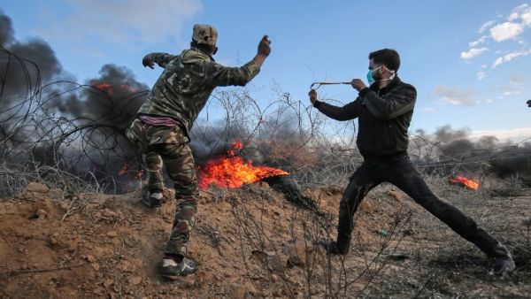 Palestinian demonstrators clash with Israeli forces near the Israel-Gaza border east of the southern Gaza Strip city of Khan Yunis on Jan. 26, 2018 (SAID KHATIB / AFP)