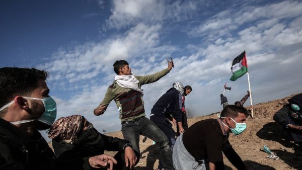 Palestinian demonstrators clash with Israeli forces near the Israel-Gaza border east of the southern Gaza Strip city of Khan Yunis on Jan. 26, 2018 (SAID KHATIB / AFP)
