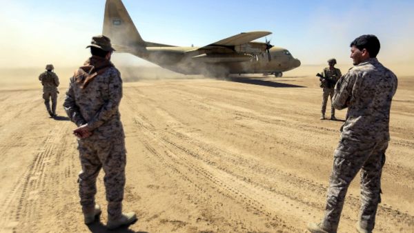 Saudi soldiers stand by as a Saudi Air Force cargo plane carrying humanitarian aid lands at an airfield in Yemen's northeastern province of Marib. (ABDULLAH AL-QADRY / AFP)