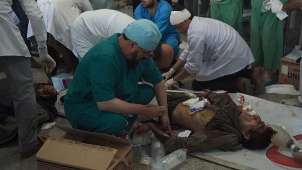 Afghan medical staff treat a wounded man after a car bomb exploded near the old Interior Ministry building, at Jamhuriat Hospital in Kabul on Jan. 27, 2018 (WAKIL KOHSAR / AFP)