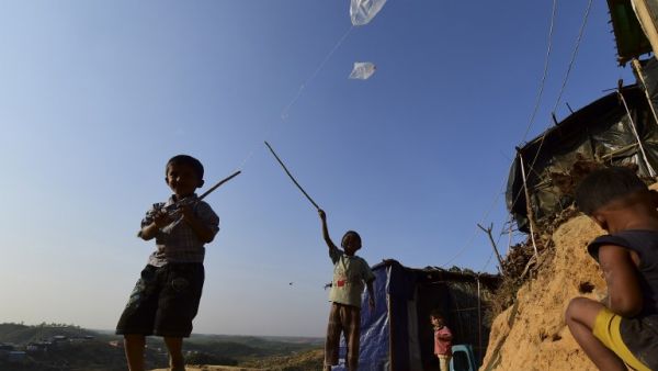 Rohingya refugee children play with plastic bags at Hakimpara refugee camp in Bangladesh's Ukhia district on Jan. 27, 2018 (Munir UZ ZAMAN / AFP)