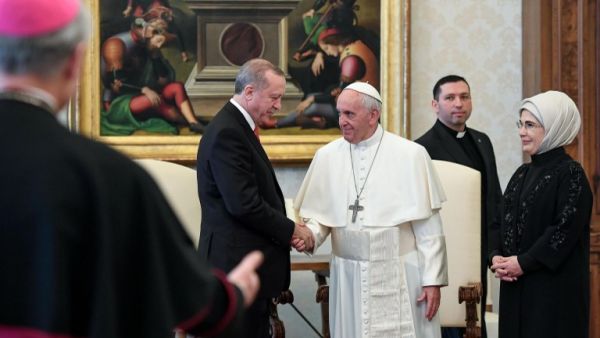 Turkey's President Recep Tayyip Erdogan (L) and his wife Emine (R) meet with Pope Francis (C) during a private audience on Feb. 5, 2018 at the Vatican (Alessandro DI MEO / POOL / AFP)