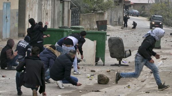 Palestinian youths clash with Israeli forces in the village of al-Yamun, on the outskirts of Jenin, in the occupied West Bank on Feb. 6, 2018 following an operation by the Israeli army (JAAFAR ASHTIYEH / AFP)