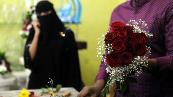 A florist prepares a Valentine's Day bouquet of flowers for a Saudi client at a flower shop in Jeddah on Feb. 14, 2018 (STRINGER / AFP)
