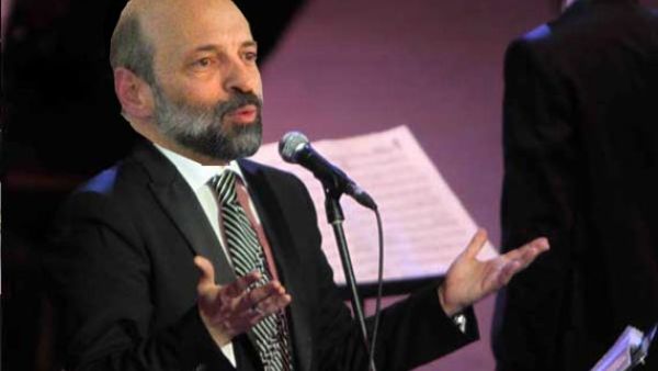 عمر الرزاز مندمجا في الغناء