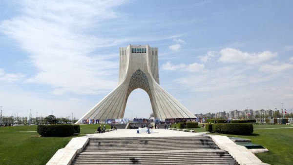 تصدت قوات الشرطة للمتظاهرين المحتجين بإطلاقها العيارات النارية لتفريقهم