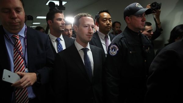 من المقرر أن يدلي زوكربيرغ بشهادته أمام لجنتين في مجلس الشيوخ الثلاثاء 