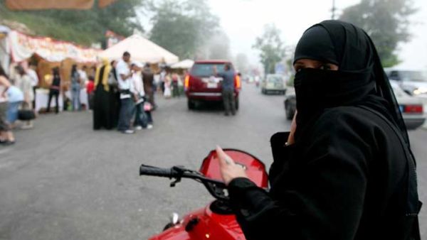 السماح للسعوديات بقيادة الشاحنات والدراجات النارية