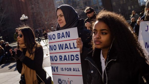 NEW YORK, NY - JANUARY 26: Activists rally during a protest to the mark the one year anniversary of the Trump administration's executive order banning travel into the United States from several Muslim majority countries, in Washington Square Park, January 26, 2018 in New York City. After numerous legal challenges, the travel ban is now in its third iteration. (Drew Angerer / GETTY IMAGES NORTH AMERICA / AFP)