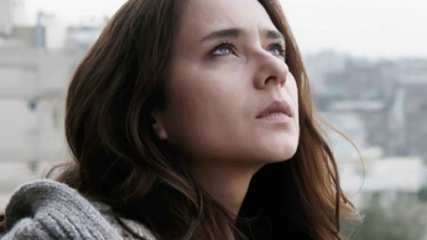 الجمهور يسخر من أداء نيللي كريم في (سقوط حر)!