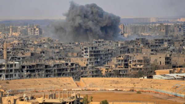 Smoke billows from the eastern Syrian city of Deir Ezzor during an operation by Syrian government forces against Daesh group on November 2, 2017. (AFP)