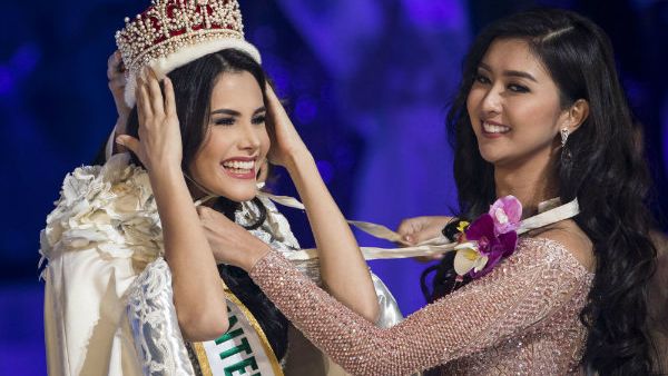 الاندونيسية "كيفن ليليانا تمنح التاج للفنزويلية "كلاريت فلزكو غارسيا"