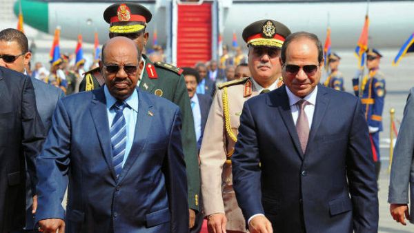 Sudanese President Omar Al-Bashir, left, and his counterpart Egyptian President Abdel Fattah El-Sisi (AFP/File Photo)
