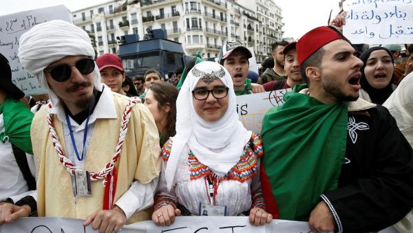 انتشرت قوات الامن من ساحة العاصمة الرئيسية البريد المركزي الى مبنى البرلمان