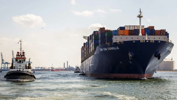 الإغلاق سببه "ارتفاع الأمواج وسرعة الرياح"  الإغلاق سببه "ارتفاع الأمواج وسرعة الرياح"