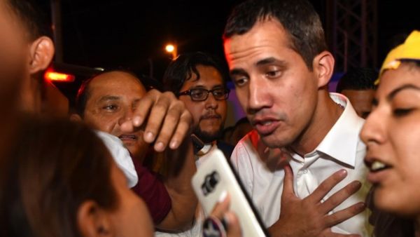  إعلان زعيم المعارضة خوان غوايدو، "أحقيته" بتولي الرئاسة مؤقتا إلى حين إجراء انتخابات جديدة.